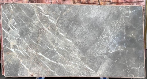 Szara płyta marmuru Collemandina szczotkowana – duży slab z nieregularnymi, jasnymi żyłkami na powierzchni.