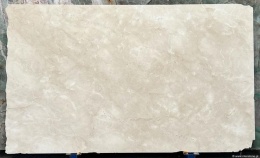 Płyta marmuru Crema Marfil szczotkowana – duży slab w jasnobeżowym kolorze z lekkim użyleniem.