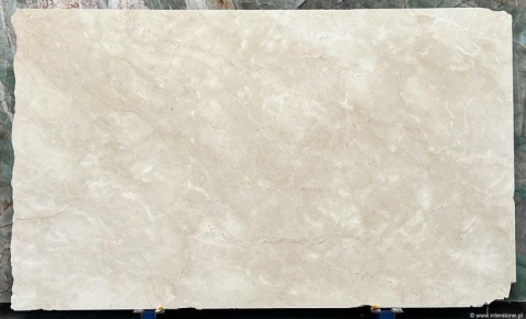 Płyta marmuru Crema Marfil szczotkowana – duży slab w jasnobeżowym kolorze z lekkim użyleniem.