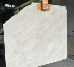 Płyta marmuru Crema Marfil szlifowana, jasny beż z delikatnym wzorem, widok frontu w hali