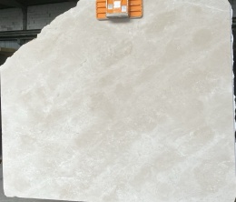 Duża płyta marmuru Crema Marfil szlif, jednolita jasnobeżowa powierzchnia, ujęcie na wprost