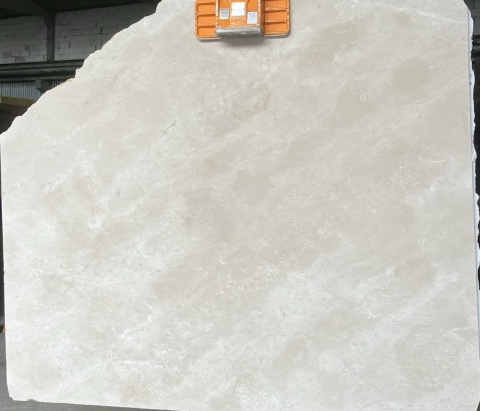 Duża płyta marmuru Crema Marfil szlif, jednolita jasnobeżowa powierzchnia, ujęcie na wprost