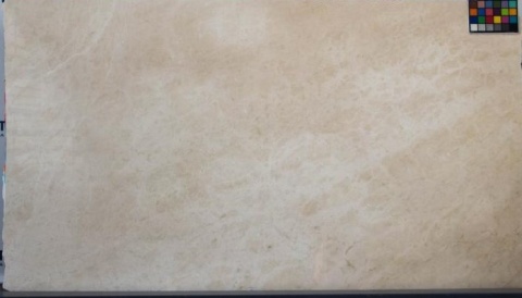 Płyta marmuru Crema Marfil polerowany – jasnobeżowa powierzchnia z delikatnym, jednolitym użyleniem.