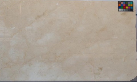 Duża płyta marmuru Crema Marfil polerowany – lekko cieniowana beżowa tafla z łagodnym, nieregularnym wzorem.