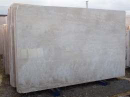 Crema Veneziana – beżowa płyta marmurowa na zewnątrz składu, widoczne naturalne użylenia kamienia