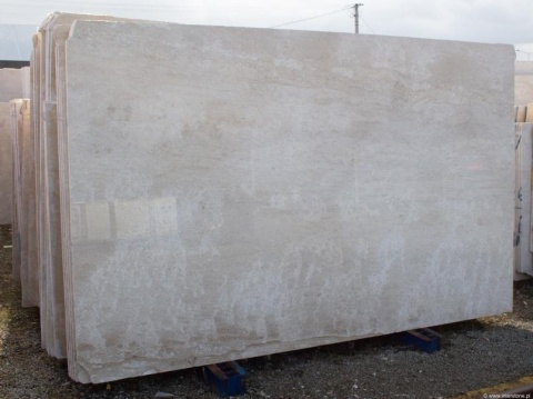 Crema Veneziana – beżowa płyta marmurowa na zewnątrz składu, widoczne naturalne użylenia kamienia