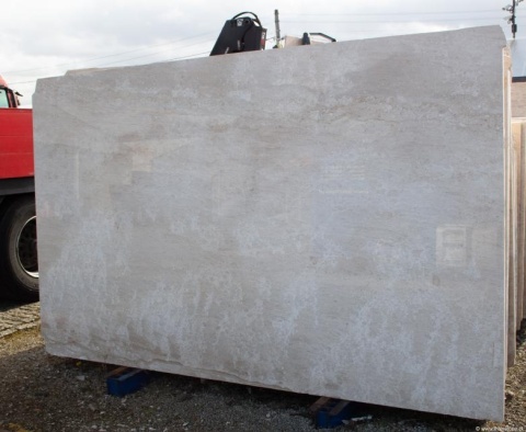 Marmur Crema Veneziana – jasnobeżowa płyta, delikatnie chmurzasta struktura powierzchni