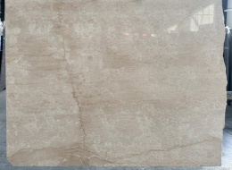 Płyta marmuru Crema Veneziana w hali – beżowy kamień z subtelnymi żyłkami, format idealny na blaty i okładziny