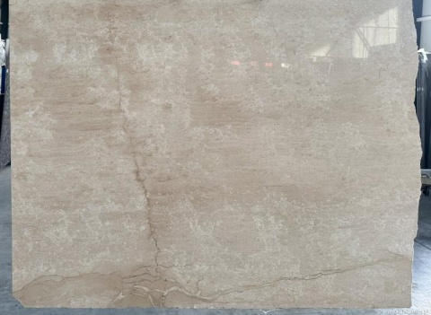 Płyta marmuru Crema Veneziana w hali – beżowy kamień z subtelnymi żyłkami, format idealny na blaty i okładziny