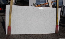 Biały marmur Diamond Oniciata – pełna płyta z wyraźną, kryształową strukturą