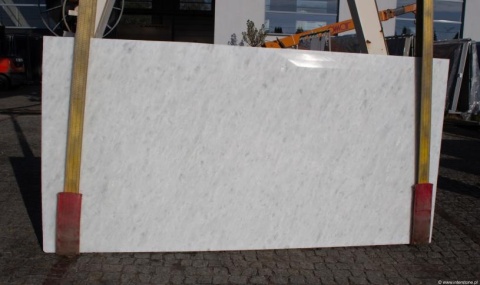Biały marmur Diamond Oniciata – pełna płyta z wyraźną, kryształową strukturą