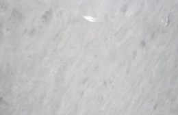 Zbliżenie marmuru Diamond Oniciata – biała płyta z gęstą strukturą drobnych, połyskujących kryształków.