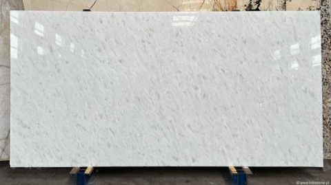Płyta marmuru Diamond Oniciata w hali – równomiernie biała powierzchnia z delikatnym, kryształowym rysunkiem.