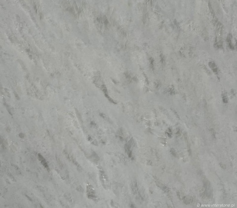 Fragment płyty Diamond Oniciata – jasny marmur z wyraźnie widoczną, nieregularną strukturą kryształków.