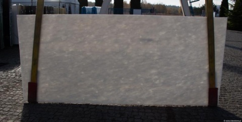 Podświetlona płyta Diamond Oniciata na zewnątrz – biały, półprzezroczysty marmur z miękkim efektem świetlnym.