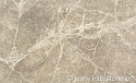 Marmur Emperador Light szczotkowany z beżowo-brązową powierzchnią i jasnymi żyłkami, zbliżenie struktury płyty