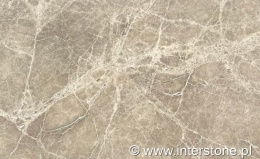 Marmur Emperador Light szczotkowany z beżowo-brązową powierzchnią i jasnymi żyłkami, zbliżenie struktury płyty
