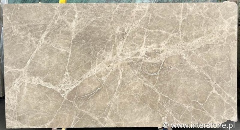 Płyta marmuru Emperador Light szczotkowany, jasnobeżowa z drobną siatką żyłek, duży slab na ekspozycji
