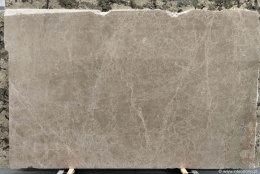 Płyta marmuru Emperador Light, brązowo-beżowe tło z delikatną, jasną siatką żyłek.