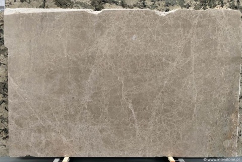 Płyta marmuru Emperador Light, brązowo-beżowe tło z delikatną, jasną siatką żyłek.