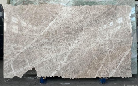 Duża płyta marmuru Emperador Light, jasnobeżowe tło mocno przetkane gęstą, białą siecią żył.