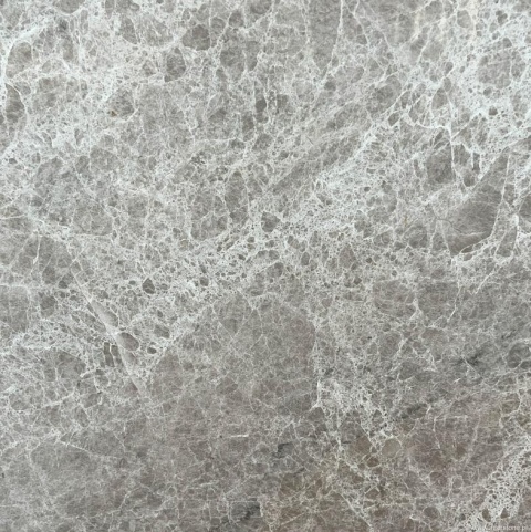 Zbliżenie marmuru Emperador Light, chłodne szaro-beżowe tło z bardzo gęstą, drobną białą żyłką.