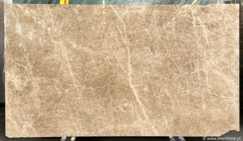 Płyta marmuru Emperador Light, ciepłe jasno-brązowe tło z subtelną, nieregularną siecią jasnych żyłek.