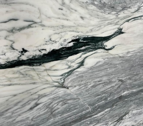 Zbliżenie marmuru Fantastico Grey, kontrast białych partii i ciemnych żył tworzących wyrazisty, abstrakcyjny wzór.