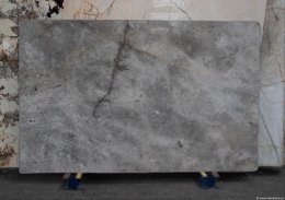 Płyta marmuru Fior di Bosco, średnioszare tło z delikatnym użyleniem i naturalnymi przebarwieniami.