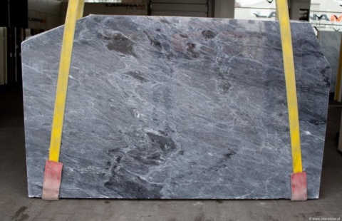 Płyta marmuru Grigio Piemonte, niebiesko-szare tło z delikatnym, falującym użyleniem, podtrzymywana pasami.