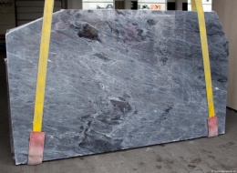 Szeroka płyta marmuru Grigio Piemonte, poziomy układ jasnoszarych żył na ciemniejszym tle.