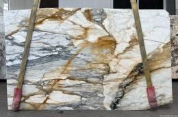 Marmur Macchia Vecchia, płyta z silnym rysunkiem złotych i szarych żył na jasnym tle