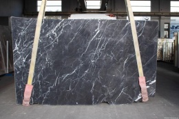 Płyta marmuru Nero Marquina szczotka, ciemne tło z białymi żyłkami.