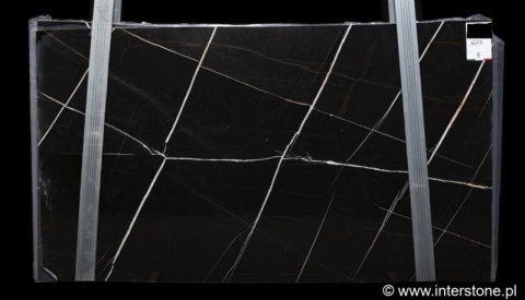 Płyta marmuru Nero Tunezi, głębokie czarne tło z prostymi, złotymi i jasnymi liniami żył.