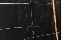 Zbliżenie Nero Tunezi, czarne tło z cienkimi złotymi oraz białymi żyłkami i jedną wyraźną, rdzawą wstęgą.