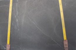 Płyta marmuru Pietra Grey, jednolite ciemnoszare tło z delikatnymi, jasnymi żyłkami.