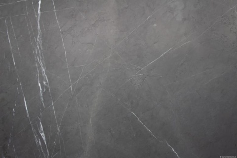 Zbliżenie marmuru Pietra Grey, szare tło z cienkimi, białymi żyłkami o nieregularnym układzie.