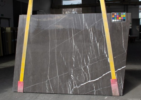 Płyta marmuru Pietra Grey, ciemnoszare tło przecięte pionowymi i skośnymi, cienkimi białymi żyłkami.