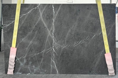 Płyta Pietra Grey, szare tło z dynamicznym układem cienkich, białych żył.