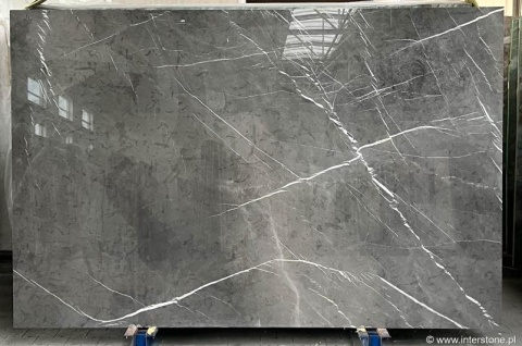 Duża płyta marmuru Pietra Grey, równomierne szare tło z diagonalnymi, kontrastowymi białymi żyłkami.