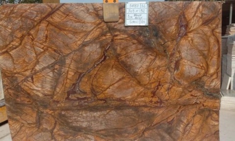 Płyta marmuru Rain Forest Brown, brązowe tło z intensywną siecią żył przypominających strukturę drewna lub korzeni.