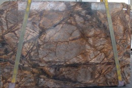 Marmur Rain Forest Brown, dynamiczny rysunek brązowych i ciemnych żył układających się w naturalny, „leśny” wzór.