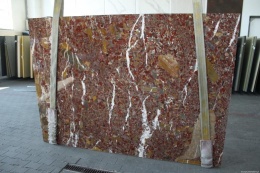 Marmur Red Marble, duża płyta o czerwono-brązowym, „kawiorowym” wzorze z jasnymi, nieregularnymi żyłami.