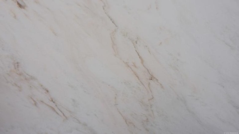 Fragment Rhino White szczotka, jasna powierzchnia z subtelnymi, ciepłymi żyłkami biegnącymi ukośnie.