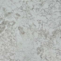 Zbliżenie marmuru Rhino White, miękkie białe i kremowe chmurzenia tworzące naturalny, spokojny wzór.