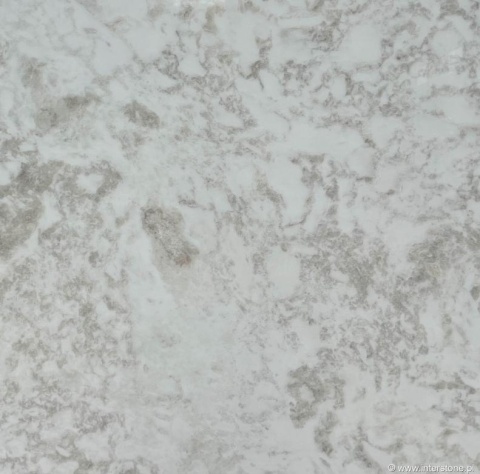 Zbliżenie marmuru Rhino White, miękkie białe i kremowe chmurzenia tworzące naturalny, spokojny wzór.