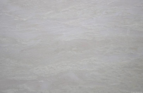 Marmur Rhino White, duża płyta o białej powierzchni z subtelnymi beżowo-szarymi przejściami i chmurzeniami.