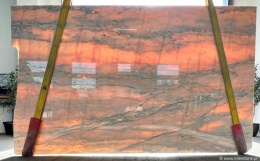 Płyta marmuru Rosa Portogallo, jasnoróżowe tło z prześwitującym światłem i delikatnymi szaro-różowymi żyłkami.