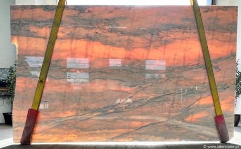 Płyta marmuru Rosa Portogallo, jasnoróżowe tło z prześwitującym światłem i delikatnymi szaro-różowymi żyłkami.