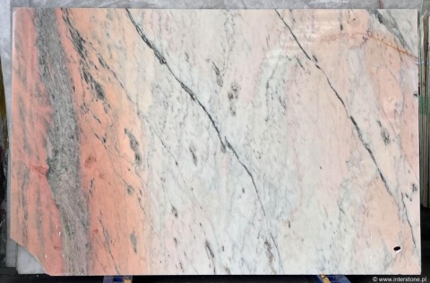 Rosa Portogallo, płyta o różowo-białym tle z wyraźniejszymi pomarańczowymi smugami i szarymi żyłkami.